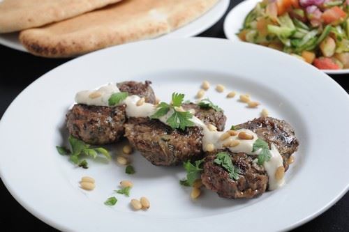 מגשית 4 קציצות טלה על מצע טחינה וצנובר