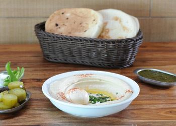חומוס + ביצה בצלחת