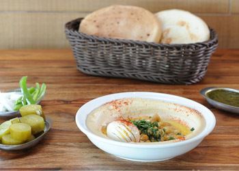 חומוס גרגרים + ביצה בצלחת