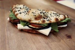 קלצונה בולגרית וחצילים