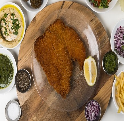 שניצל ענק ביתי עם תוספת לבחירה
